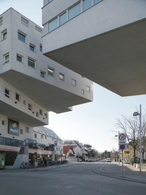 Ort: Doningasse 12, 1220 Wien / Ausstellungsplakat: Donaufelderstr. 254, 1220 Wien / Laufzeit: 19.05.-01.06.2022 
