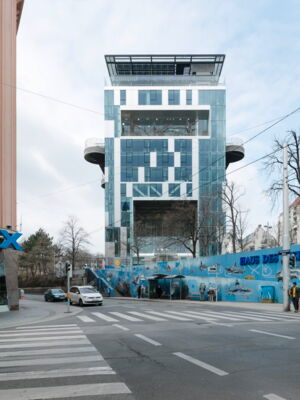 Ort: Fritz-Grünbaum-Platz 1, 1060 Wien / Ausstellungsplakat: Gumpendorferstraße 63b, 1060 Wien / Laufzeit: 02.05.-31.05.2022 