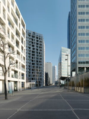 Ort: Donau-City-Straße 9, 1220 Wien / Ausstellungsplakat: Donaucitystraße 9, 1220 Wien / Laufzeit: 30.04.-31.05.2022 