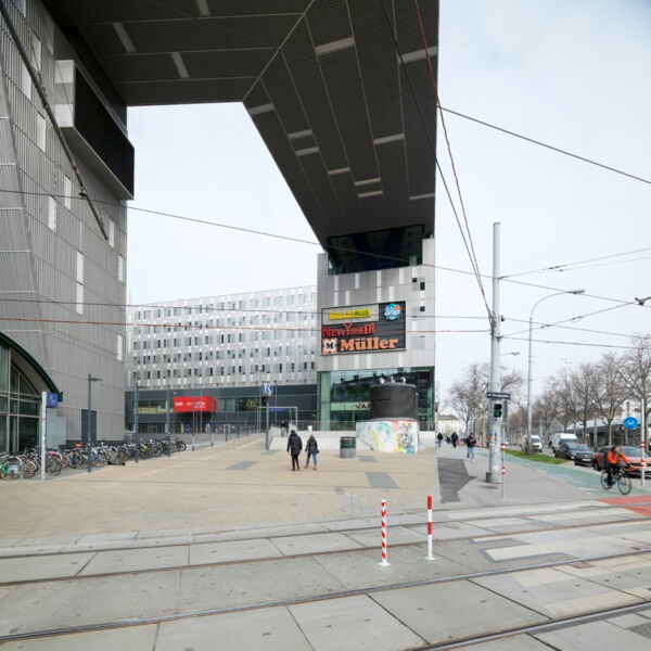 Ort: Europaplatz 2, 1150 Wien / Ausstellungsplakat: Mariahilfer-Strasse 125, 1150 Wien / Laufzeit: 02.05.-16.05.2022 