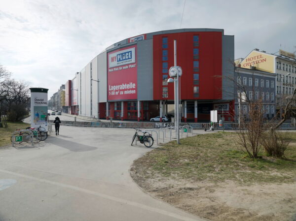 Ort: Gaudenzdorfer Gürtel 51-59, 1120 Wien / Ausstellungsplakat: Gaudenzdorfer-Gürtel 51-59, 1120 Wien / Laufzeit: 04.05.-17.05.2022 